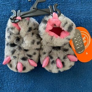 NWT fluffy Cat feet slippers